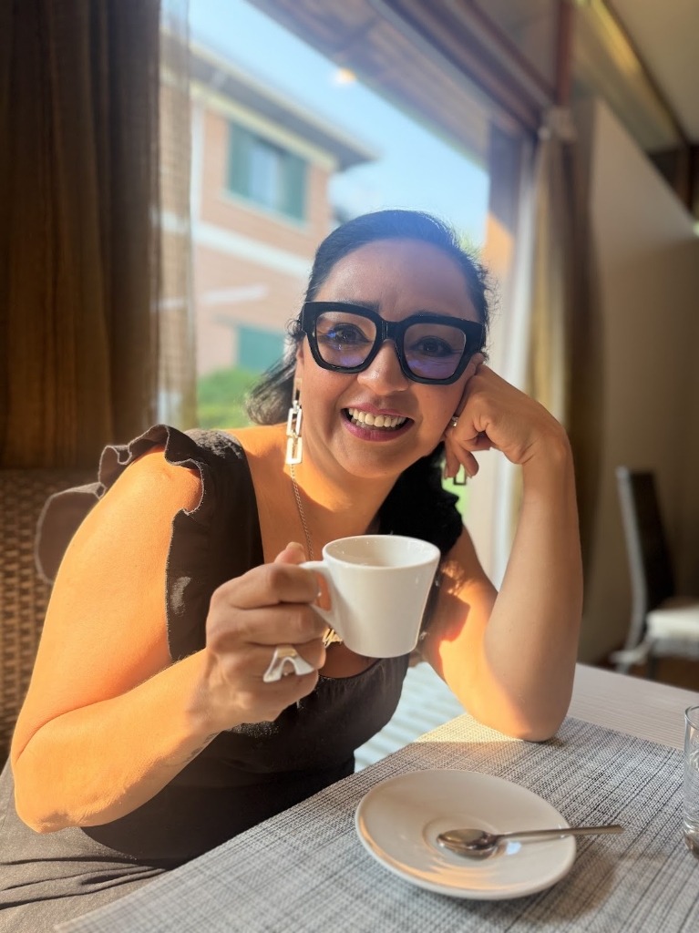 Yedhane Pineda disfrutando un café en sesión de negocios